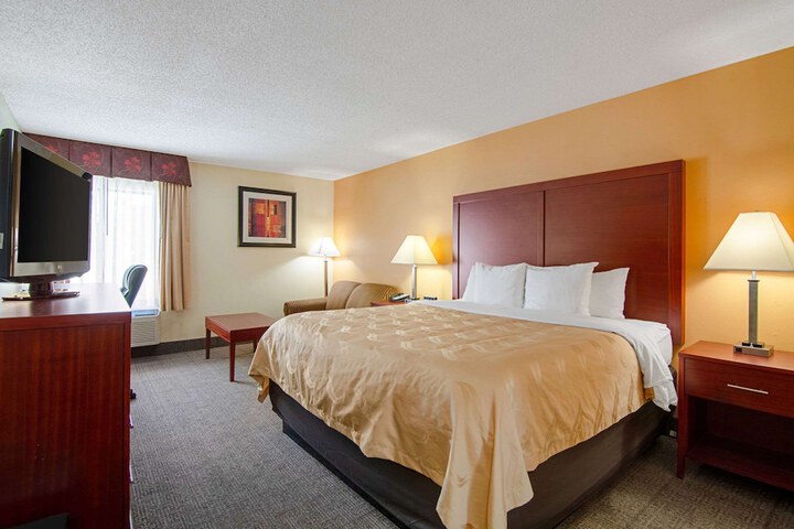 1 King Bed (2 of 7)