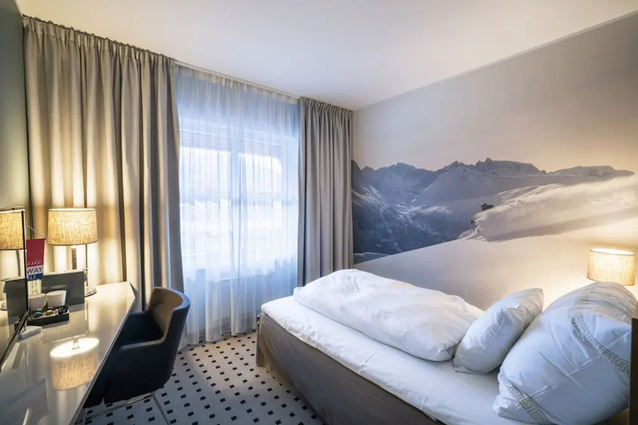 Room 2 of 27