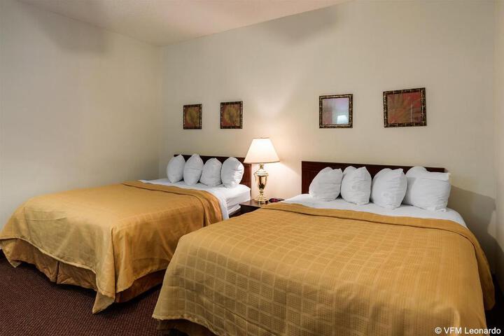2 Queen Beds (5 of 6)