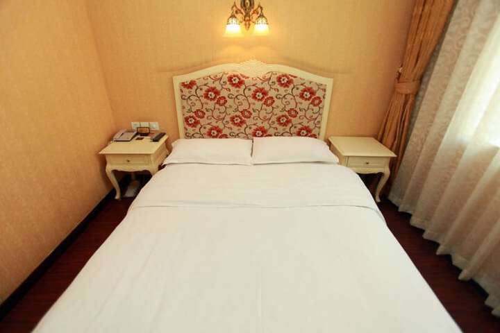 Room 13 of 18