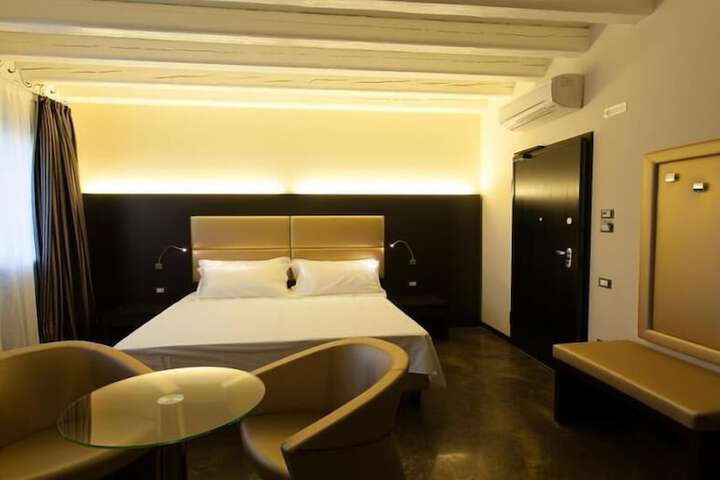 Room 7 of 34