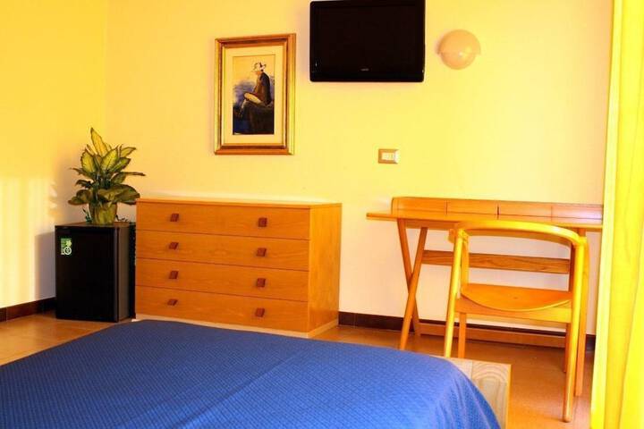 Room 4 of 25