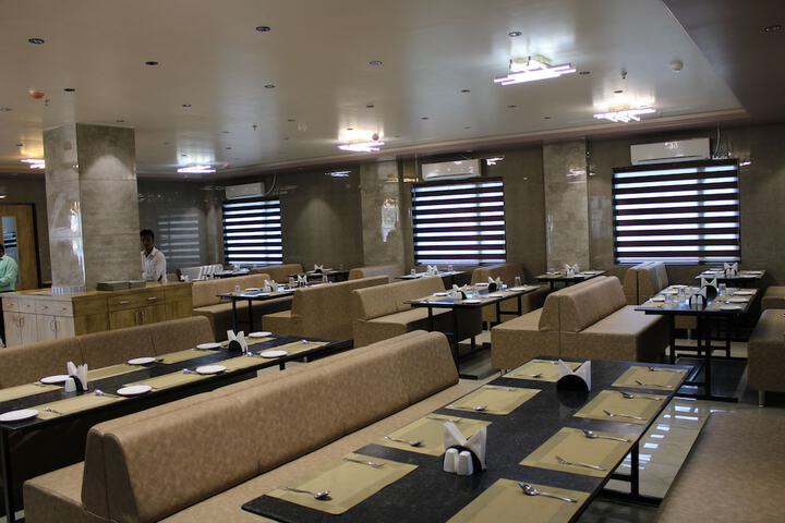 Dining 40 of 65