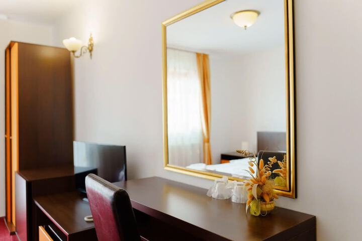 Room 53 of 191
