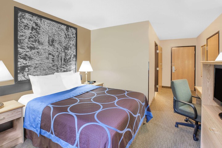 1 Queen Bed (5 of 10)