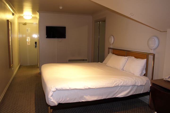 Room 120 of 236