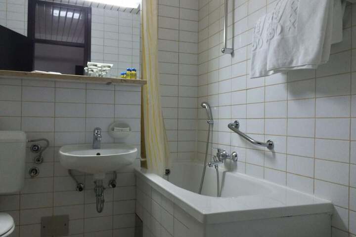 Room 32 of 57