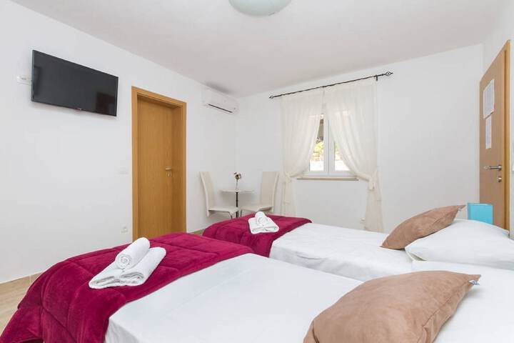 Room 14 of 80