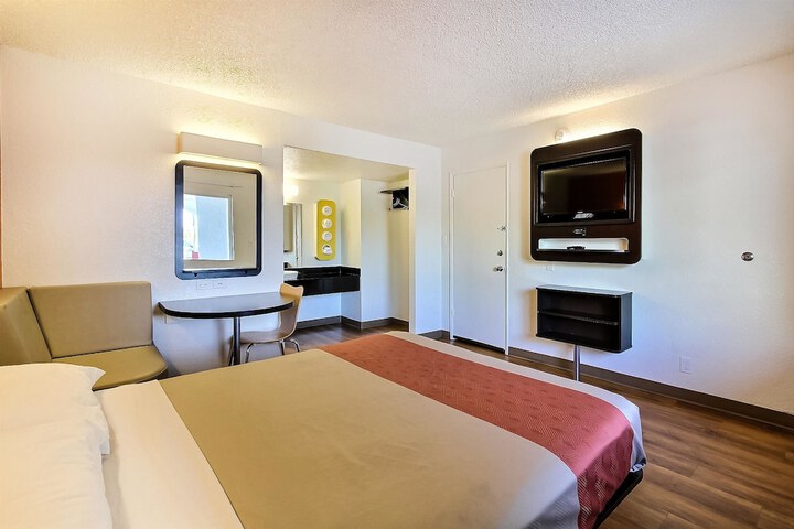 1 Queen Bed Micfridge (4 of 8)