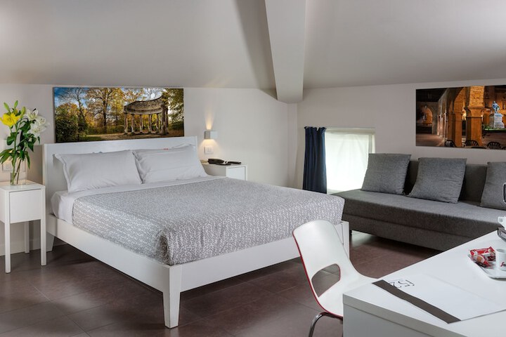 Room 9 of 32