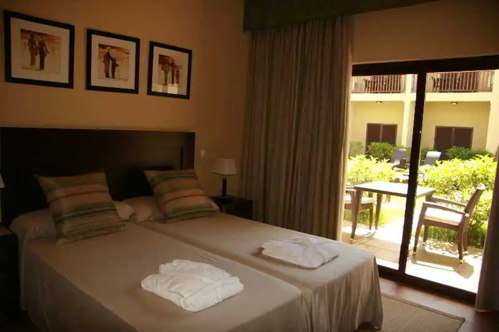 Room 4 of 12
