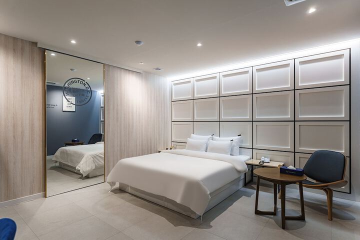 Room 9 of 26