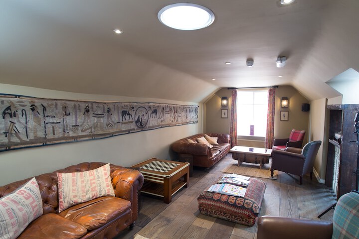 Lounge 68 of 75