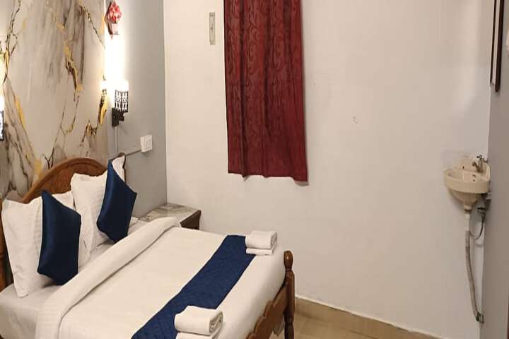 Room 7 of 18