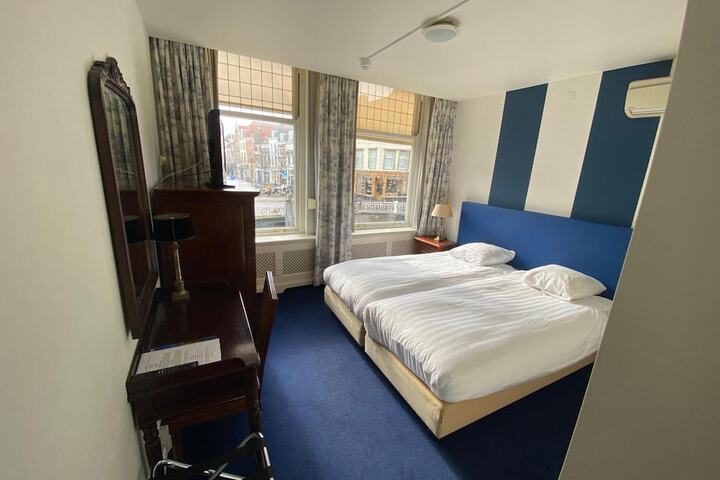 Room 9 of 37