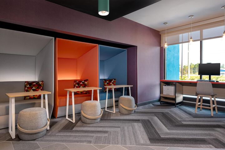 Business Center 43 of 46