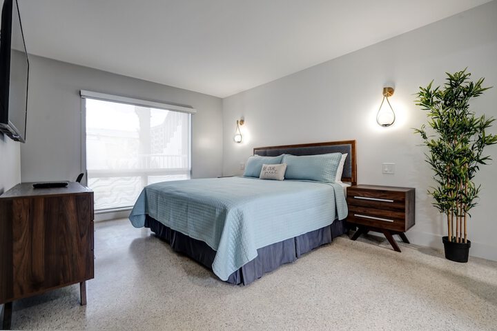 1 Bedroom Deluxe Apartment King Bed Sofa Kitchen Accessible (37 of 42)