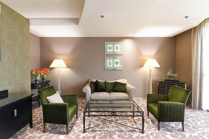 Lounge 233 of 266