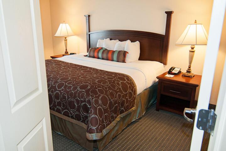 Studio Queen Size Bed (4 of 13)