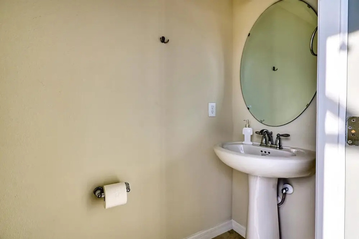 Room 10 of 19