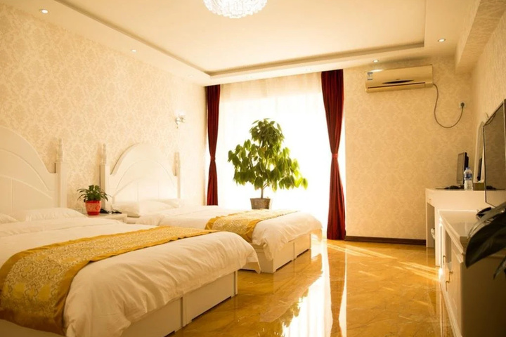 Room 4 of 9
