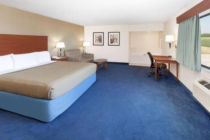 2 Queen Beds (2 of 10)