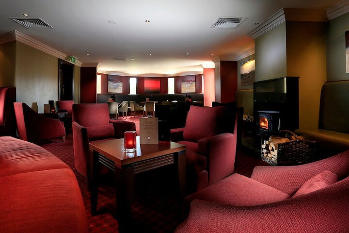 Lounge 37 of 65