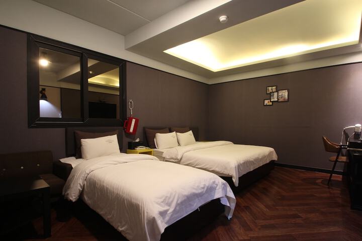 Room 32 of 84