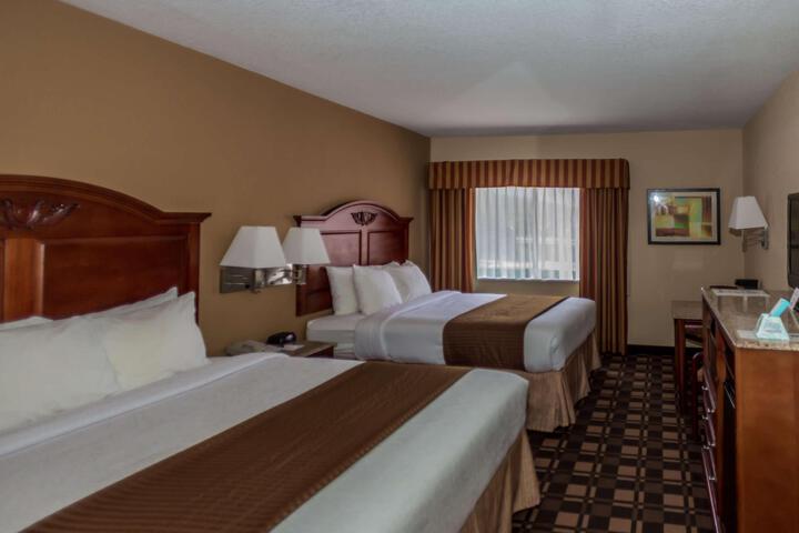 2 Queen Beds High Speed Internet Accessible Microwave and Refrigerator, Coffee Maker Iron and Ironing Board Hairdryer Full Breakfast (11 of 12)