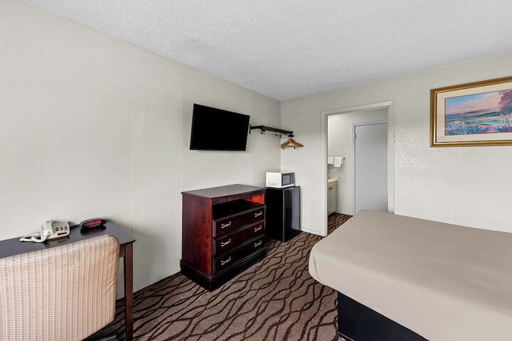 1 Queen Bed (6 of 7)