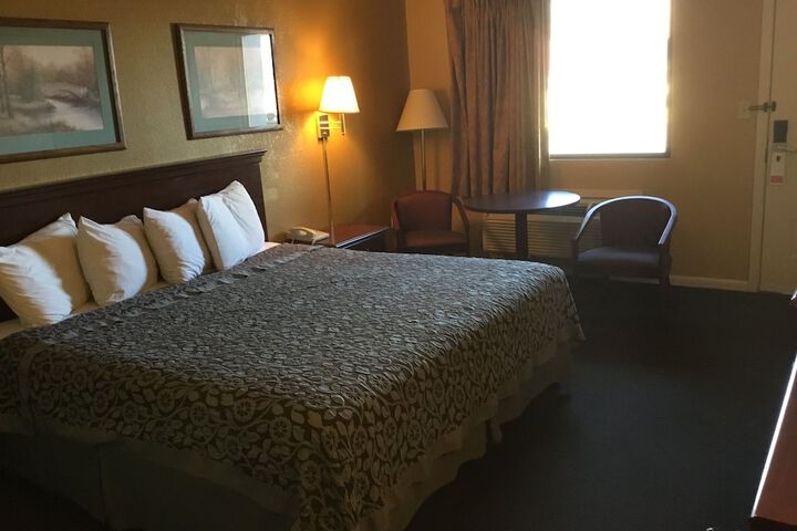 Basic Single King Bed (10 of 11)