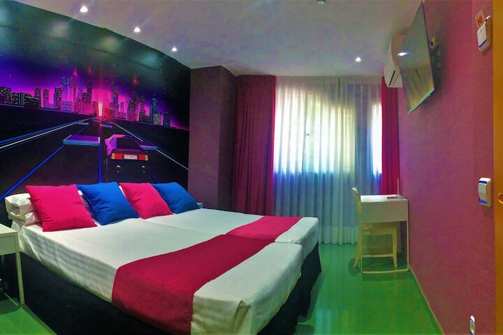 Room 32 of 60