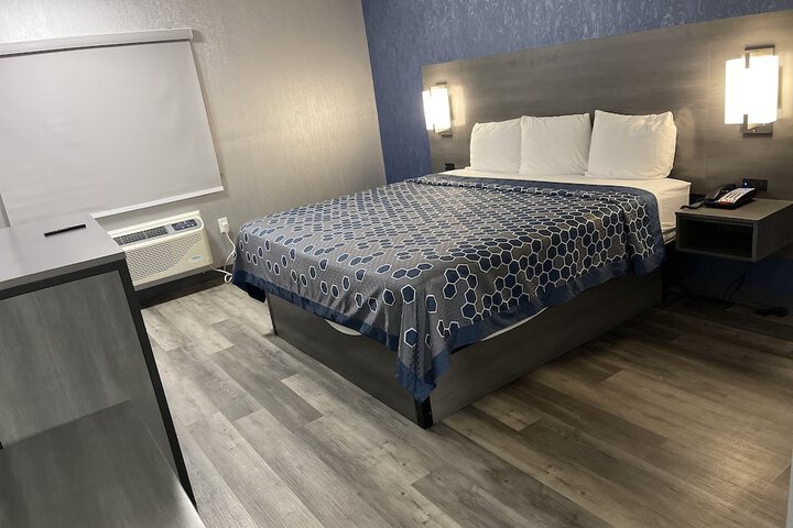 Basic Single Queenbed (1 of 21)