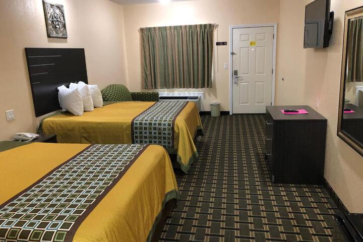 Deluxe 2 Queen Beds (5 of 9)