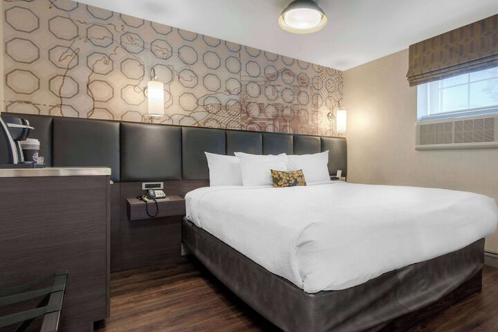 1 Queen Bed (4 of 7)