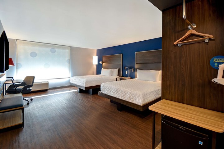 2 Queen Beds (14 of 18)