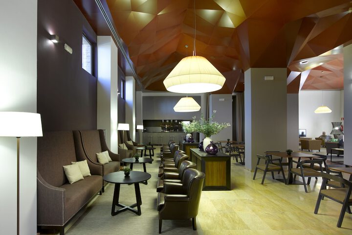 Lounge 58 of 97