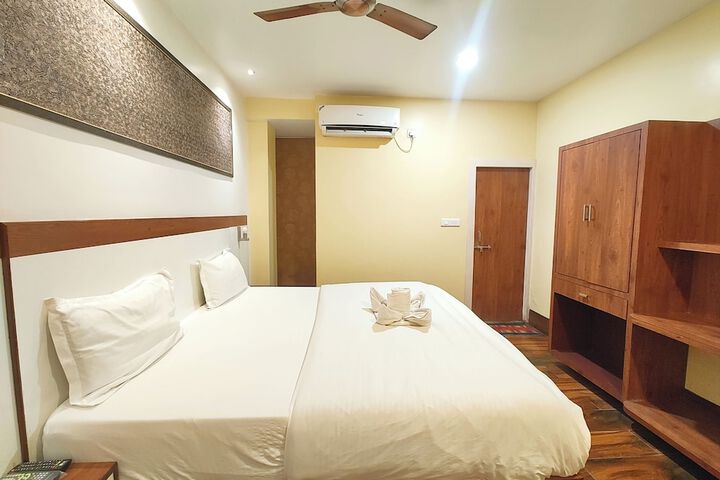 Room 4 of 12