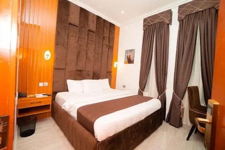 Room 5 of 19