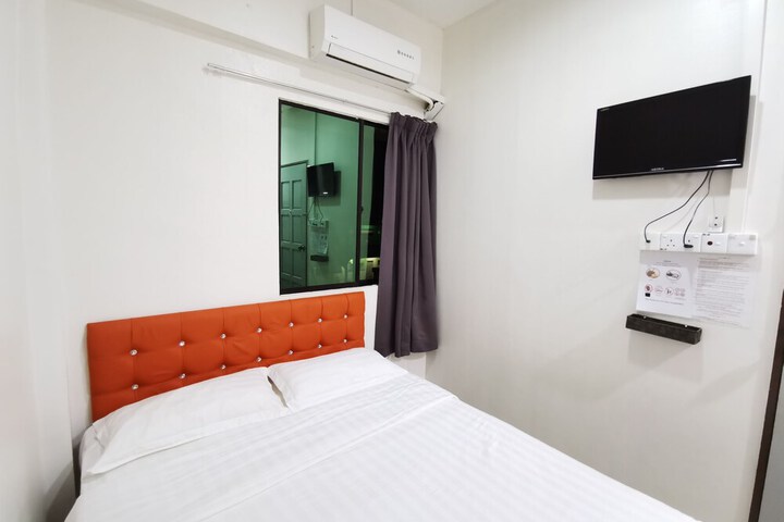 Room 6 of 33