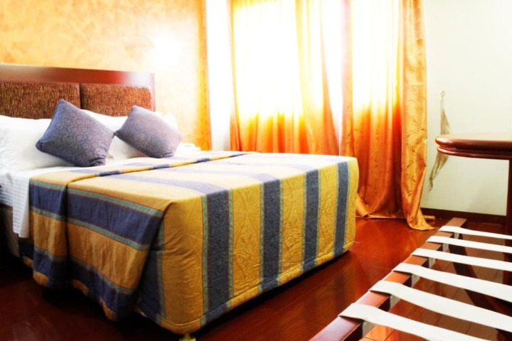 Room 4 of 28