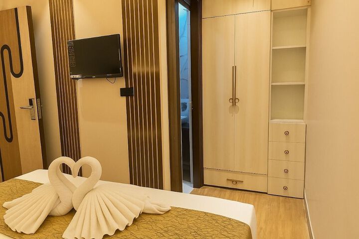 Room 6 of 10