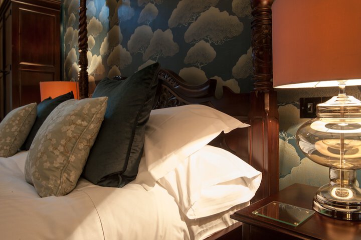 Room 25 of 196