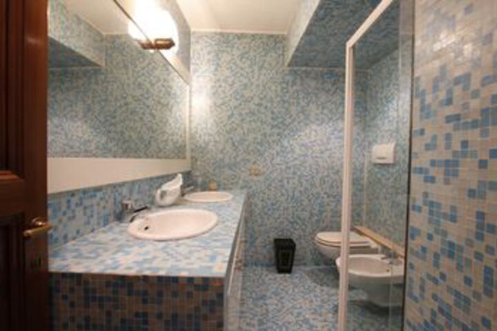 Room 3 of 43