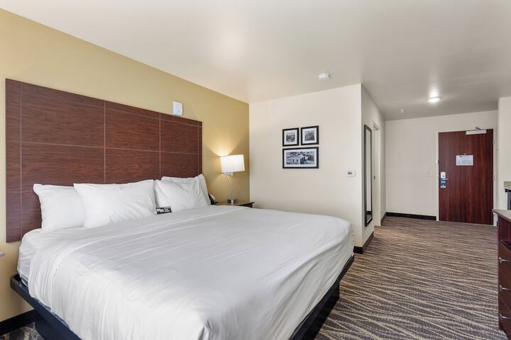 Studio Accessible King Size Bed (6 of 20)