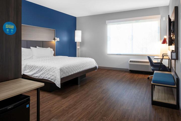 1 King Bed (3 of 10)