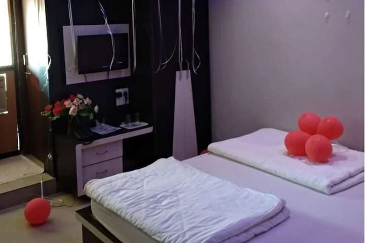 Room 4 of 8