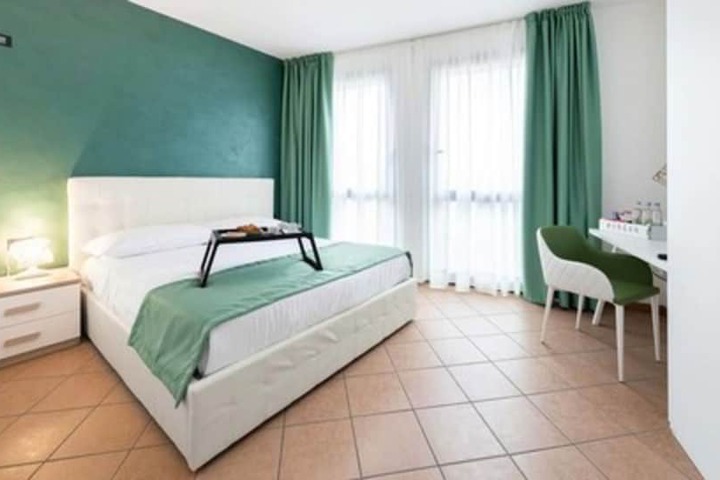Room 8 of 34