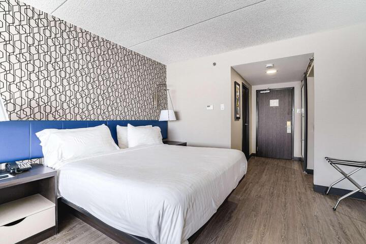 1 King Bed Sofa Bed Microwave and Refrigerator Keurig Coffee Maker Walk in Shower Full Breakfast (2 of 13)