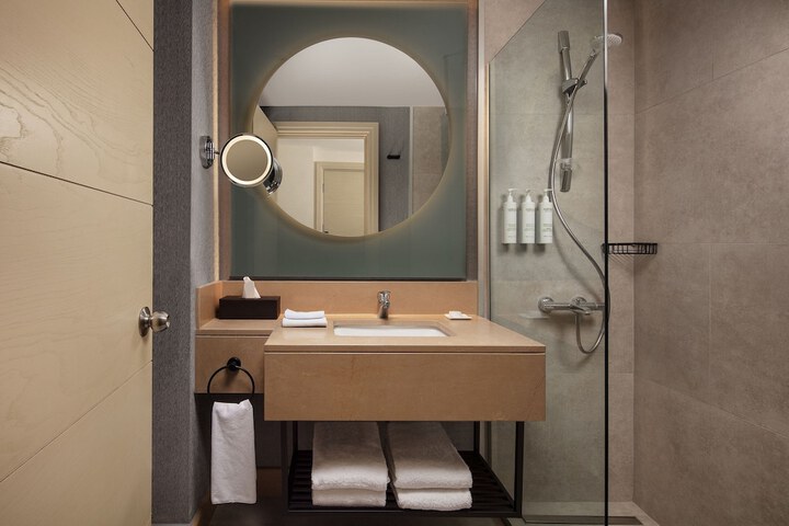 Room 16 of 38